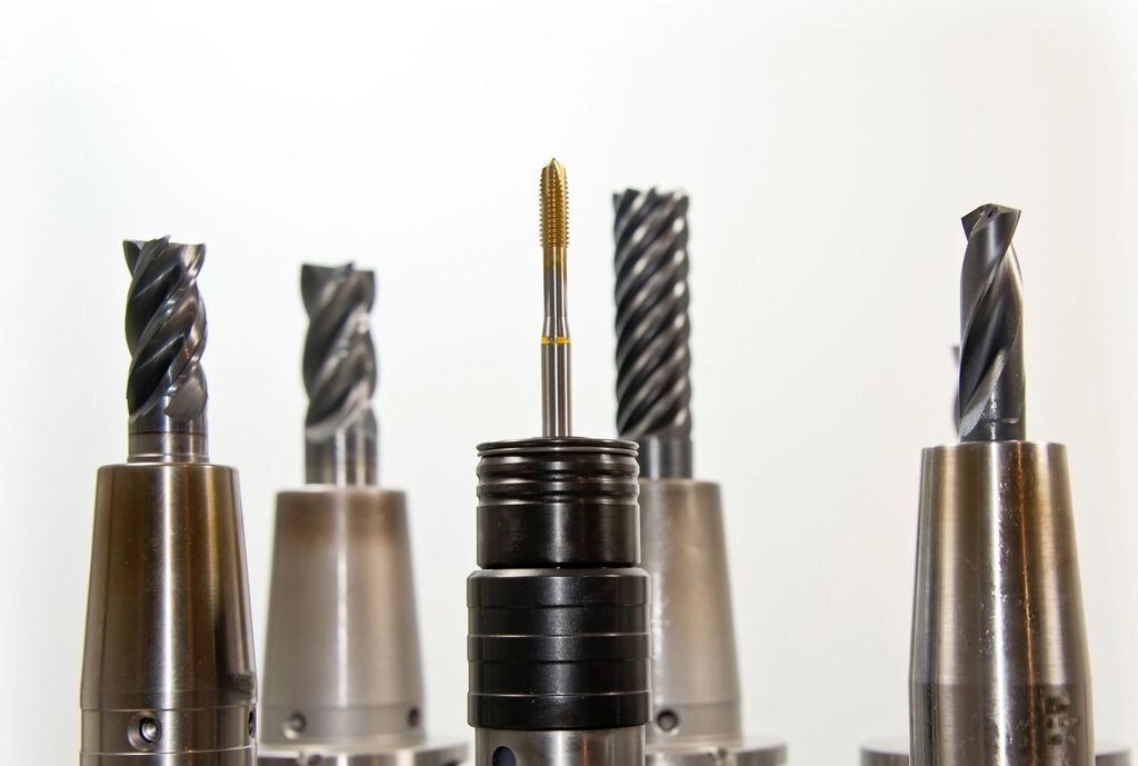 Solid carbide end mills in tool holders